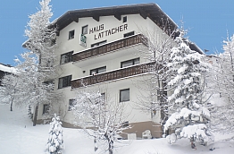 Haus Lattacher 3 blauwe lucht