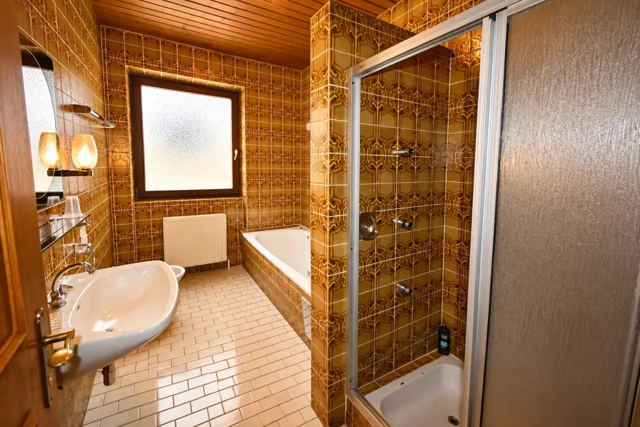 Haus Alpina   Ensuite kamer badkamer 2