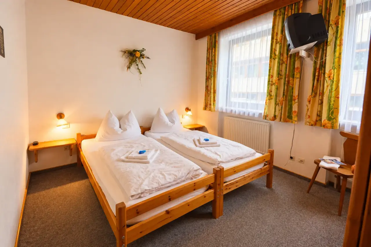 Haus Alpina   Ensuite kamer slaapkamer 1